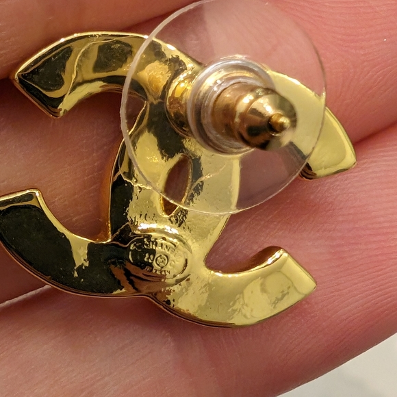 SOLD DIRECTLY Auth Chanel black with gold flake CC stud earrings Med/LRG size! - Picture 9 of 14